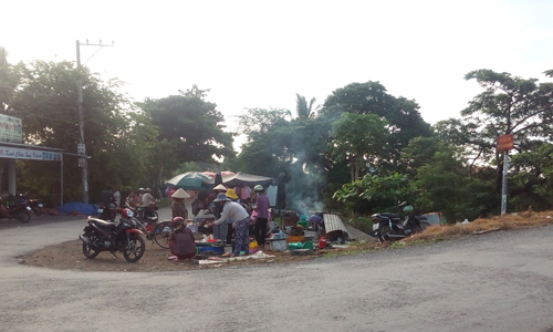 Điểm họp chợ tự phát gần chợ Tân Thuận Bình.