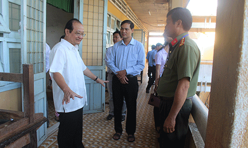 Đoàn kiểm tra tại điểm thi Trường THPT Tân Hiệp.