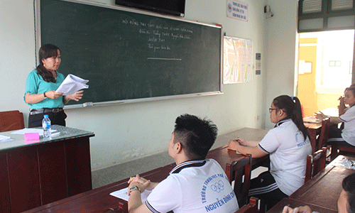 Giám thị phổ biến quy chế thi.