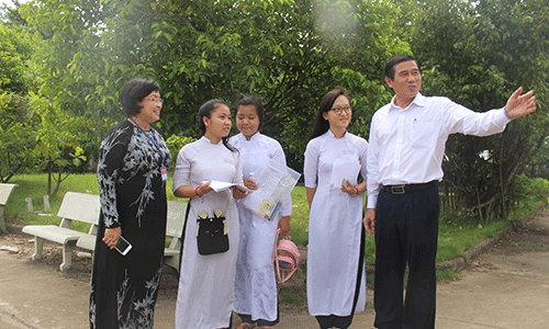 Chủ tịch UBND tỉnh Lê Văn Hưởng cùng lãnh đạo Sở GD-ĐT  động viên TS