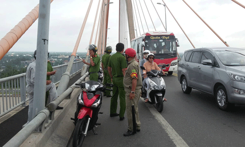 Hiện trường vụ nhảy cầu và chiếc xe nạn nhân để lại.