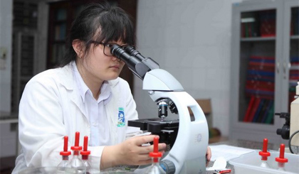 Nguyễn Phương Thảo, học sinh lớp 12, Trường THPT chuyên Khoa học Tự nhiên, Đại học Quốc gia Hà Nội đoạt huy chương Vàng. Ảnh: Quý Trung/TTXVN