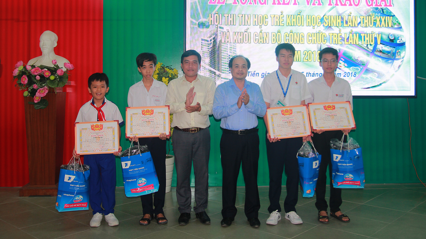 Ban tổ chức trao giải cho các thí sinh đạt giải Nhất khối học sinh.