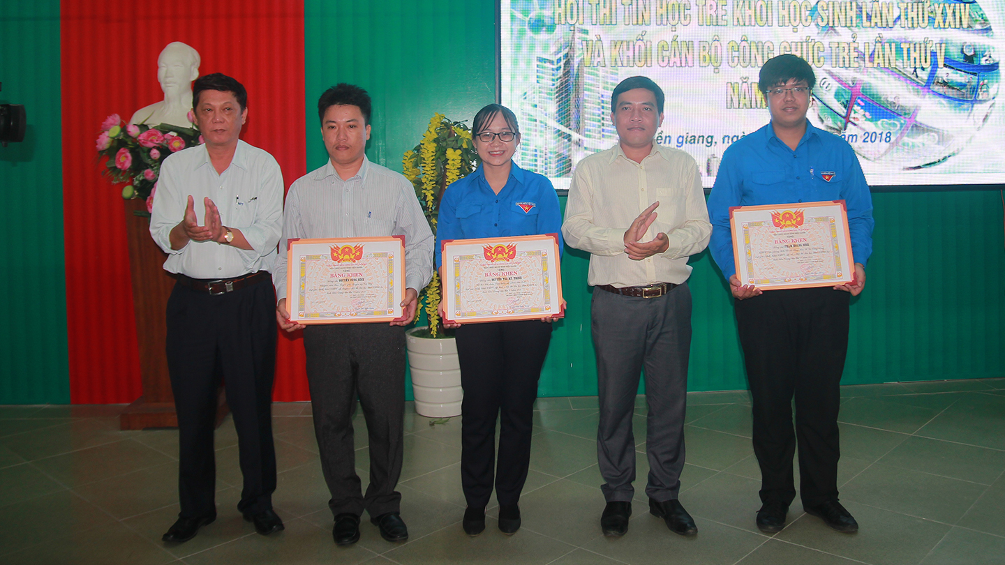 Ban tổ chức trao giải cho các thí sinh đạt giải Nhất khối cán bộ công chức.