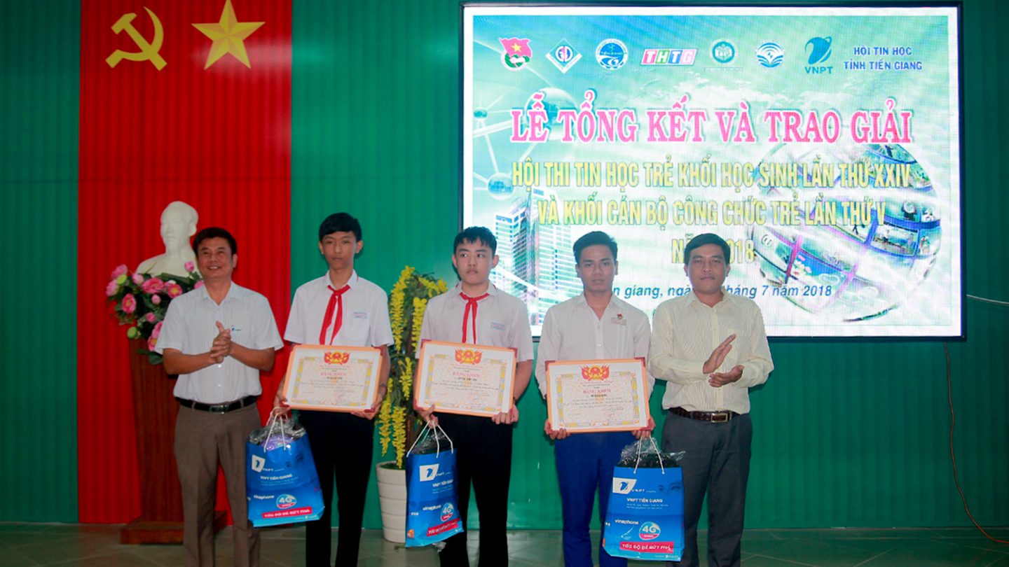 Ban tổ chức trao giải cho các thí sinh đạt giải Phần mềm sáng tạo khối học sinh.