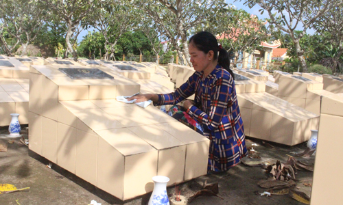 Chị Nguyễn Kim Hương gắn bó với nghề quản trang bằng cả lòng tôn kính để tri ân, báo đáp công lao của những liệt sĩ.