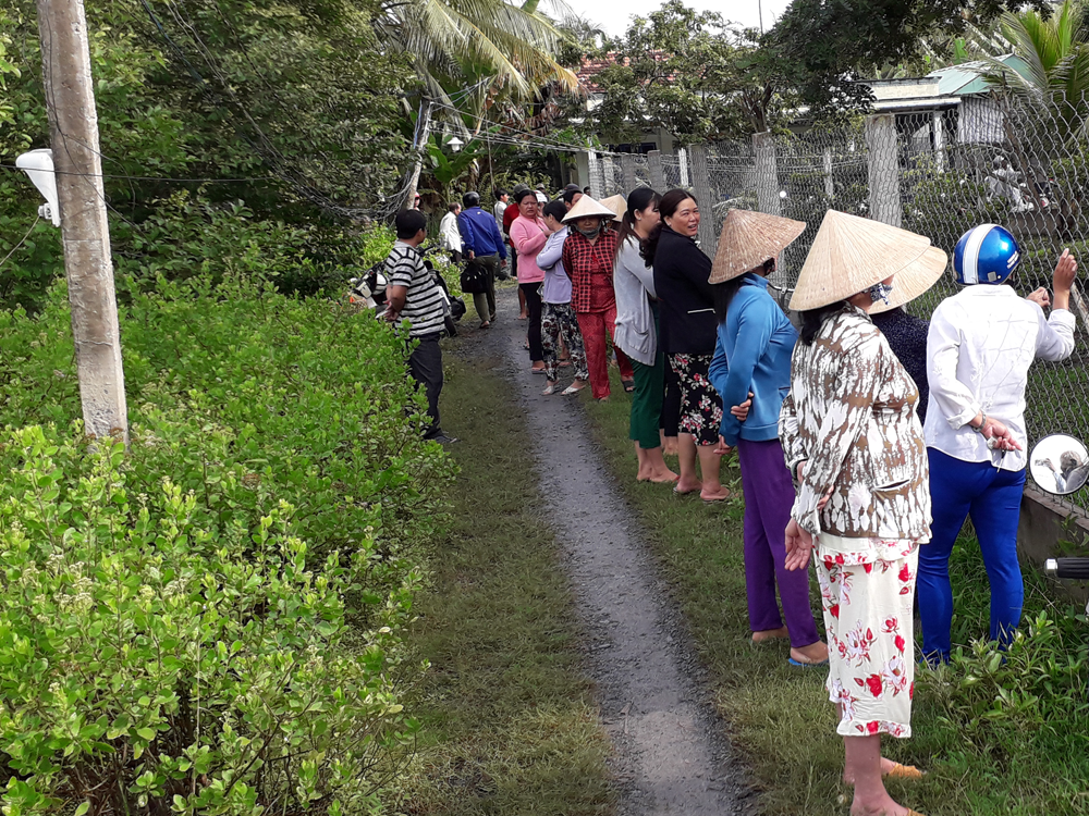 Người dân hiếu kỳ đến xem vụ thảm sát.