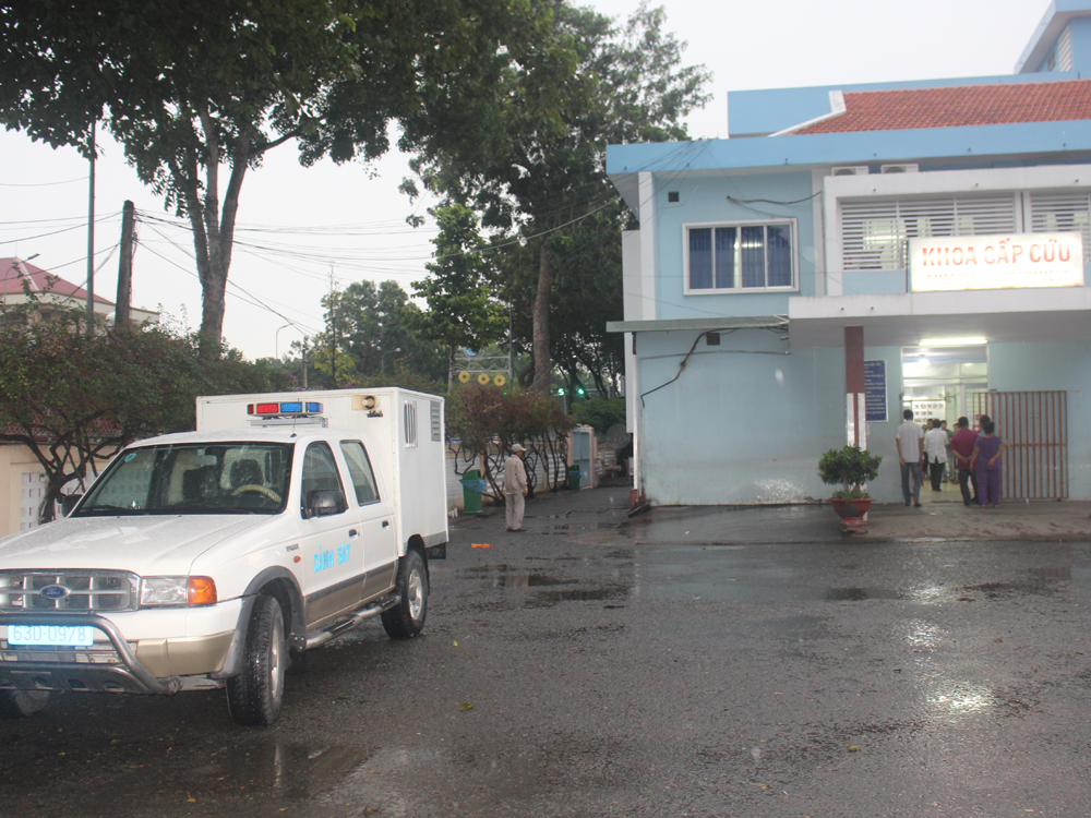 Nghi phạm Khoa được đưa đi cấp cứu tại bệnh viện.