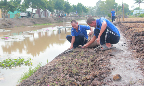 Học viên trồng hoa mười giờ dọc theo bờ kinh vừa tạo cảnh quan đẹp vừa hạn chế cỏ mọc.