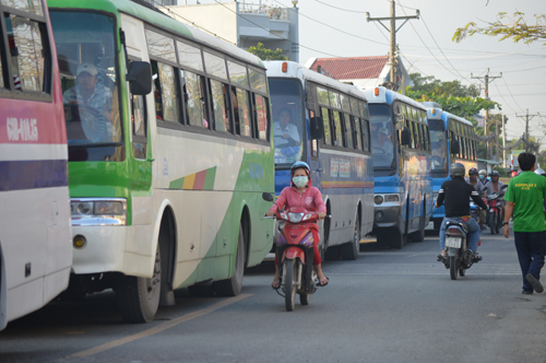 Đoàn xe hàng chục chiếc