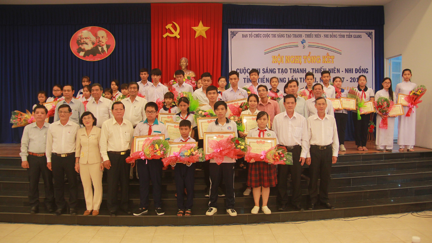 Ban tổ chức chụp ảnh lưu niệm với các cá nhân và nhóm tác giả đoạt giải cuộc thi.