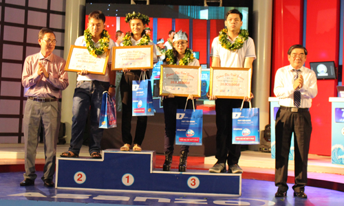 Trao giải cho các thí sinh.