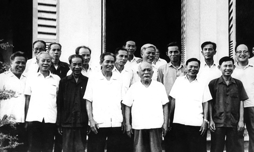 Chủ tịch nước Tôn Đức Thắng chụp ảnh lưu niệm cùng Ban Thường vụ Tỉnh ủy trong lần về thăm Tiền Giang. Ảnh: TRẦN BIỂU