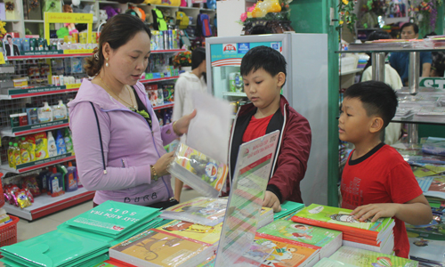 Phụ huynh mua sắm dụng cụ học tập cho con em đầu năm học mới.