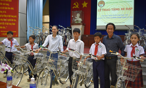 Trao xe đạp cho các em