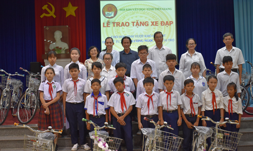 Trao 20 xe đạp cho các em học sinh