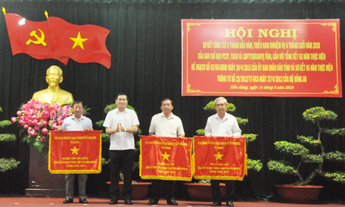 Chủ tịch UBND tỉnh Lê Văn Hưởng, Trưởng Ban Chỉ đạo PCTP - TNXH và xây dựng Phong trào tỉnh tặng Cờ thi đua của UBND tỉnh cho các đơn vị.