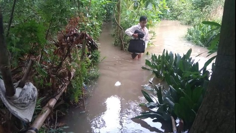 Tìm cách mở lối đi cho người dân