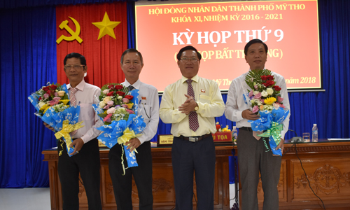 Đồng chí Đặng Thanh Liêm chúc mừng Chủ tịch, Phó Chủ tịch, Ủy viên UBND TP. Mỹ Tho vừa được bầu bổ sung