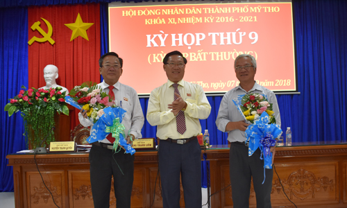 Đồng chí Đặng Thanh Liêm tăng hoa chia tay đồng chí Nguyễn Văn Hồng (nguyên Chủ tịch UBND TP. Mỹ Tho) và đồng chí Lê Văn Đẳng, Phó Trưởng phòng Nội vụ (vừa miễn nhiệm ủy viên UBND Thành phố)