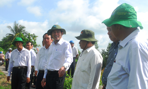 Chủ tịch UBND tỉnh trao đổi với các ngành và địa phương về các công trình cần phải tiến hành nâng cấp ngay.
