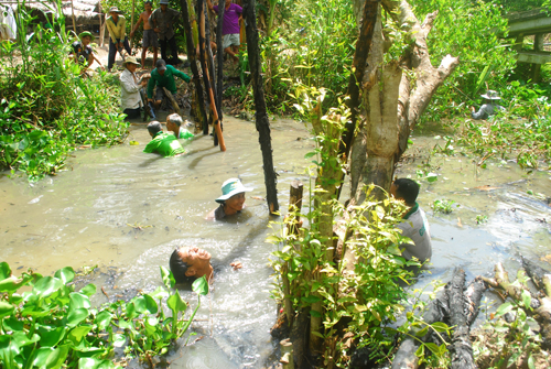 Huy động lực lượng để đắp các đập tạm.