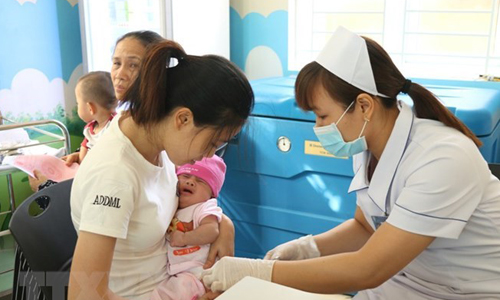 Tiêm chủng cho trẻ nhỏ. (Ảnh: Hoa Mai/TTXVN)