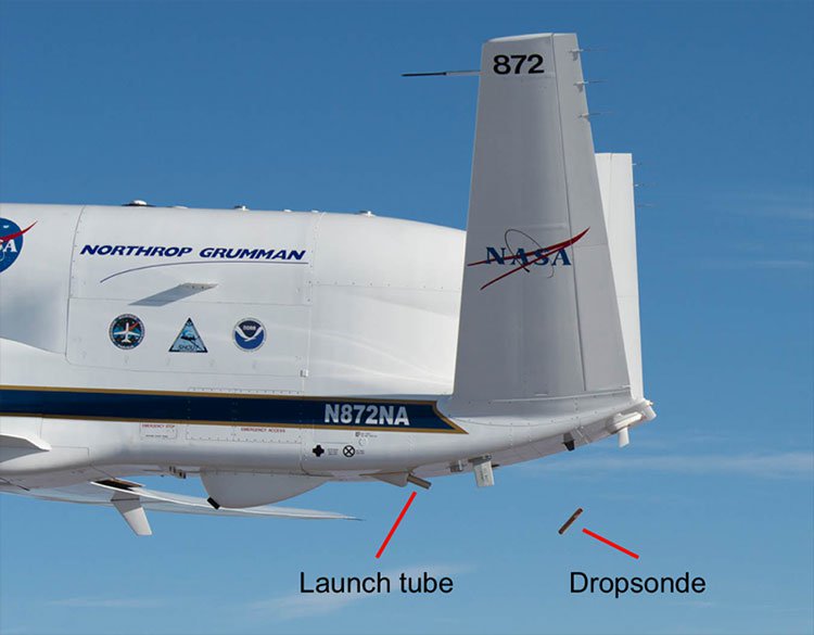 Máy bay trinh sát thả máy dò rơi tự do xuống cơn bão. (Ảnh: NASA).
