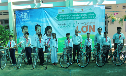 Trao học bổng cho học sinh.