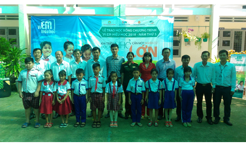 Chụp hình lưu niệm tại Trường Tiểu học Bình Đông 1, TX. Gò Công.