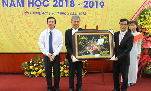 Đồng chí Nguyễn Văn Danh tặng quà cho trường.