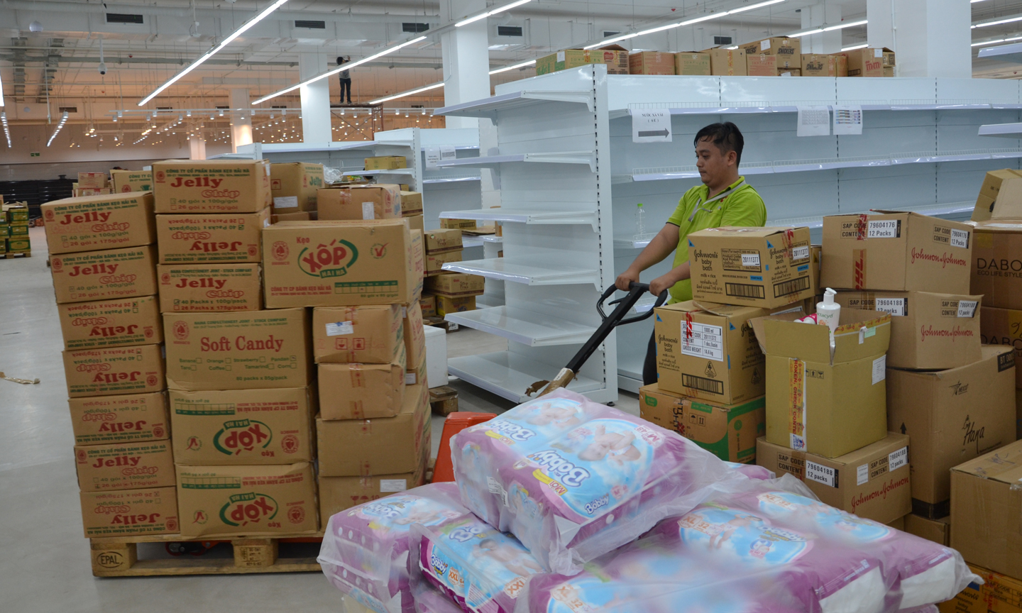 Chuẩn bị hàng hóa phục vụ khách hàng.