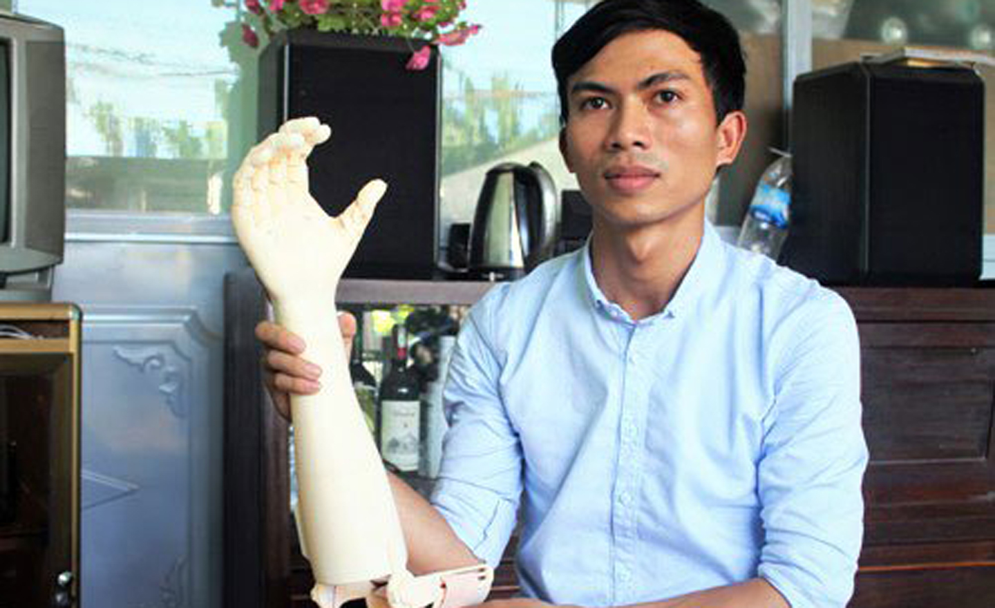 Bàn tay robot được lắp bo vi mạch xứ lý và động cơ servo bên trong. (Ảnh: Thạch Thảo).