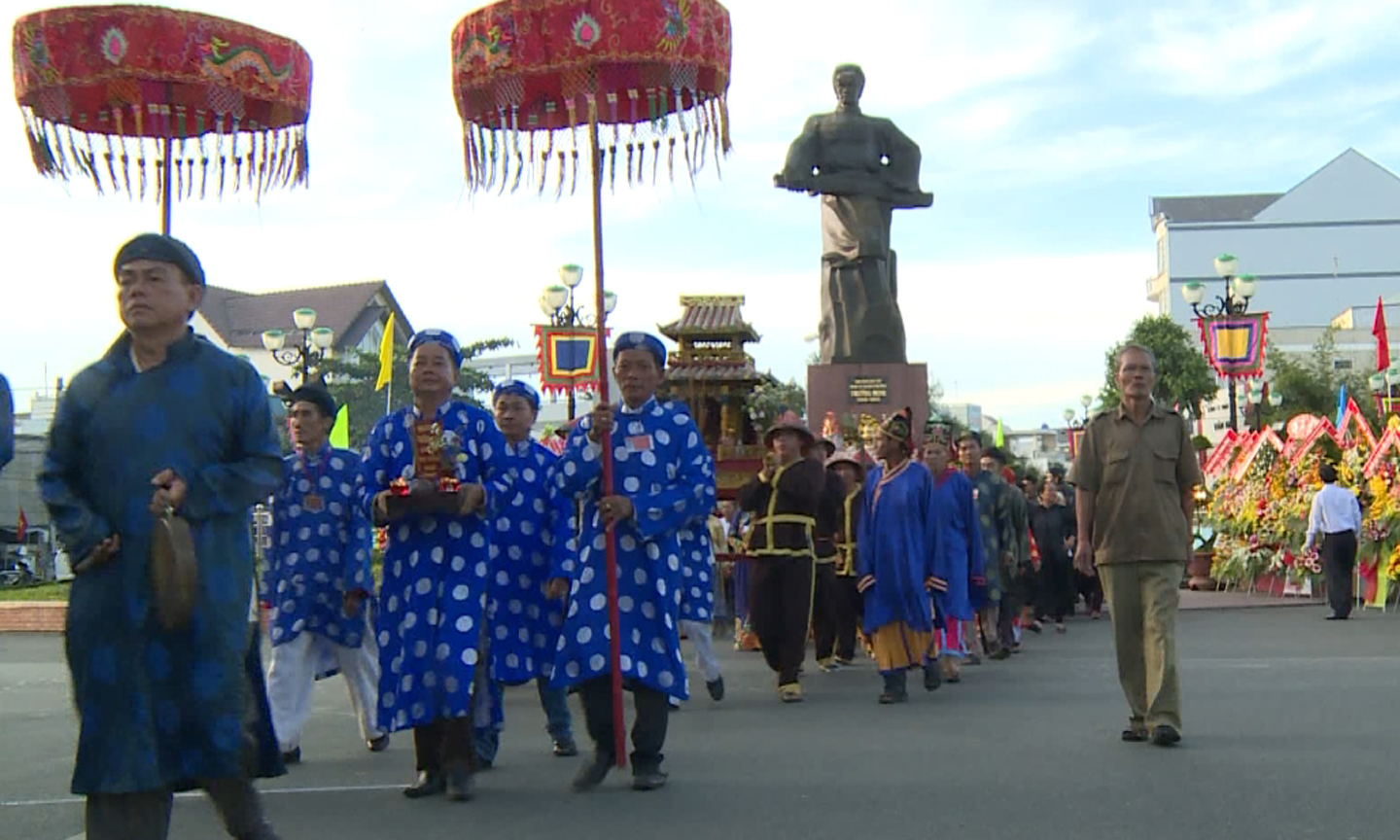 Áo dài khăn đóng  trong nghi thức lễ giỗ  AHDT Trương Định.