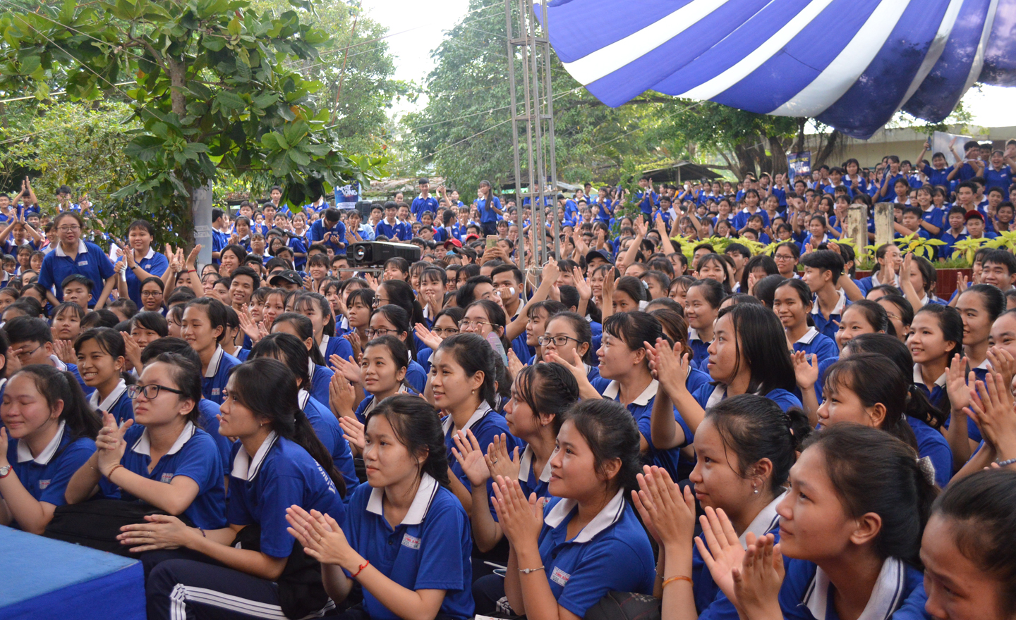 Gần 2000 học sinh làm nóng không khí tại sân trường.