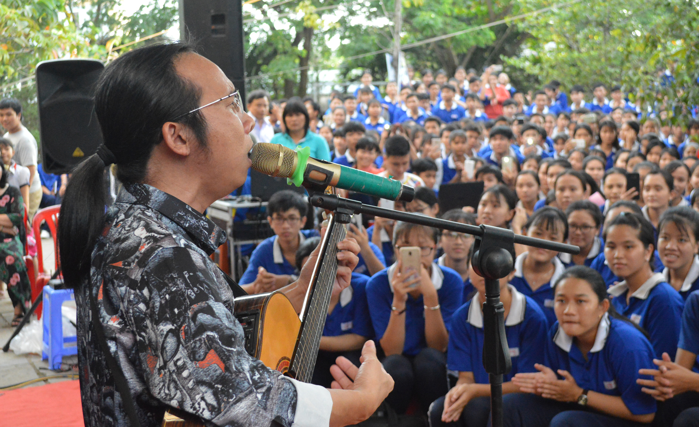 Ca sĩ khiếm thị Hà Chương dùng âm nhạc để truyền 