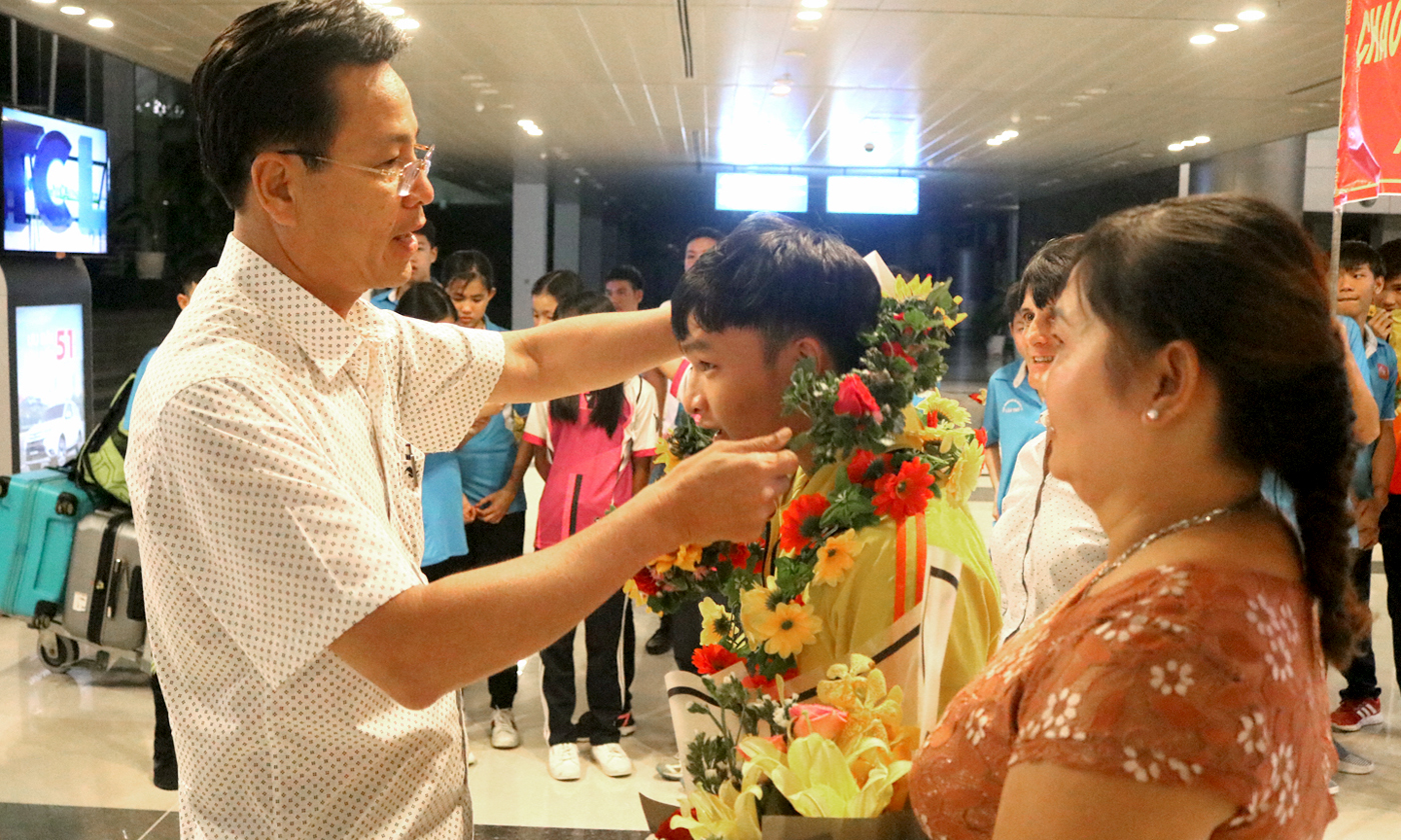 PGĐ Sở VH-TT&DL Lê Văn Dũng đã đại diện Sở VH-TT&DL chúc mừng, tặng hoa và trao thưởng cho VĐV Ngô Sơn Đỉnh.