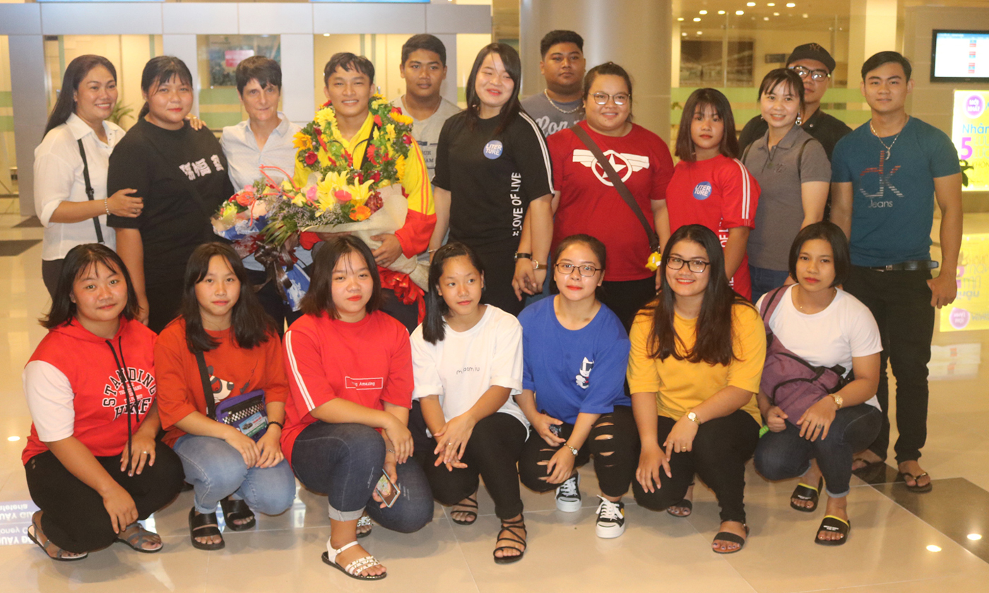 VĐV Ngô Sơn Đỉnh chụp ảnh lưu niệm cùng với lãnh đạo Sở VH-TT&DL  và các VĐV cử tạ Tiền Giang đang tập luyện tại Trung tâm Huấn luyện Thể thao Quốc gia Cần Thơ.