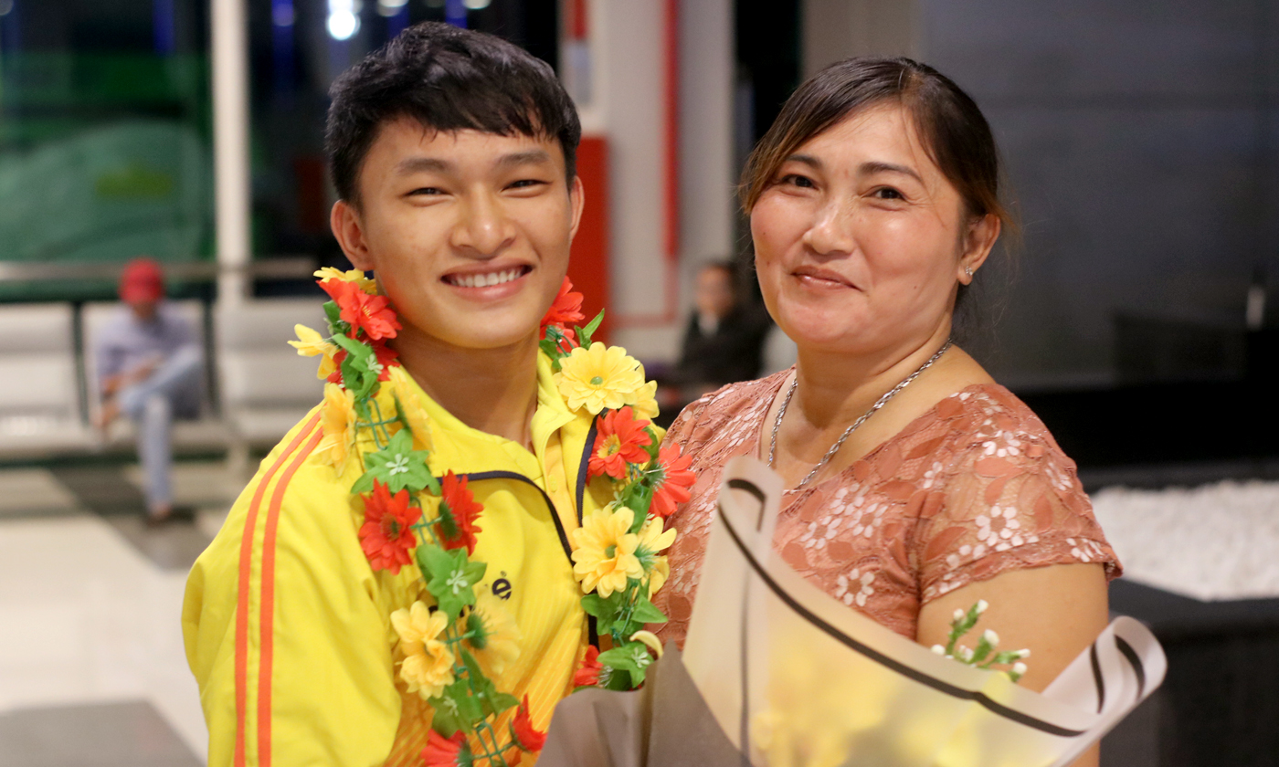 VĐV Ngô Sơn Đỉnh hạnh phúc trong vòng tay của mẹ và gia đình.