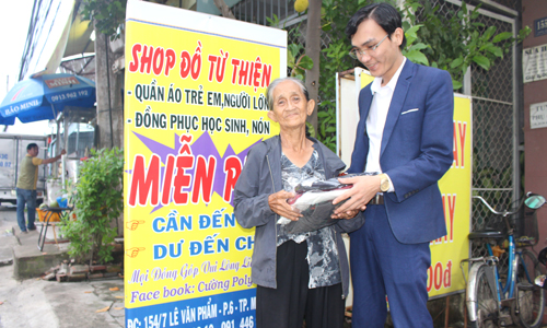 Anh Cường tặng quần áo cho người nghèo khi đến Shop đồ từ thiện. 