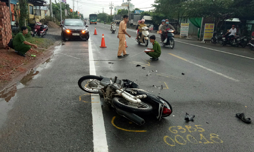 Lực lượng chức năng tiến hành khám nghiệm hiện trường.