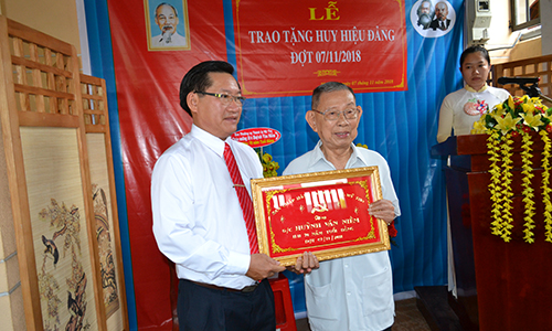 Lãnh đạo TP. Mỹ Tho tặng hoa chúc mừng đồng chí Huỳnh Văn Niềm