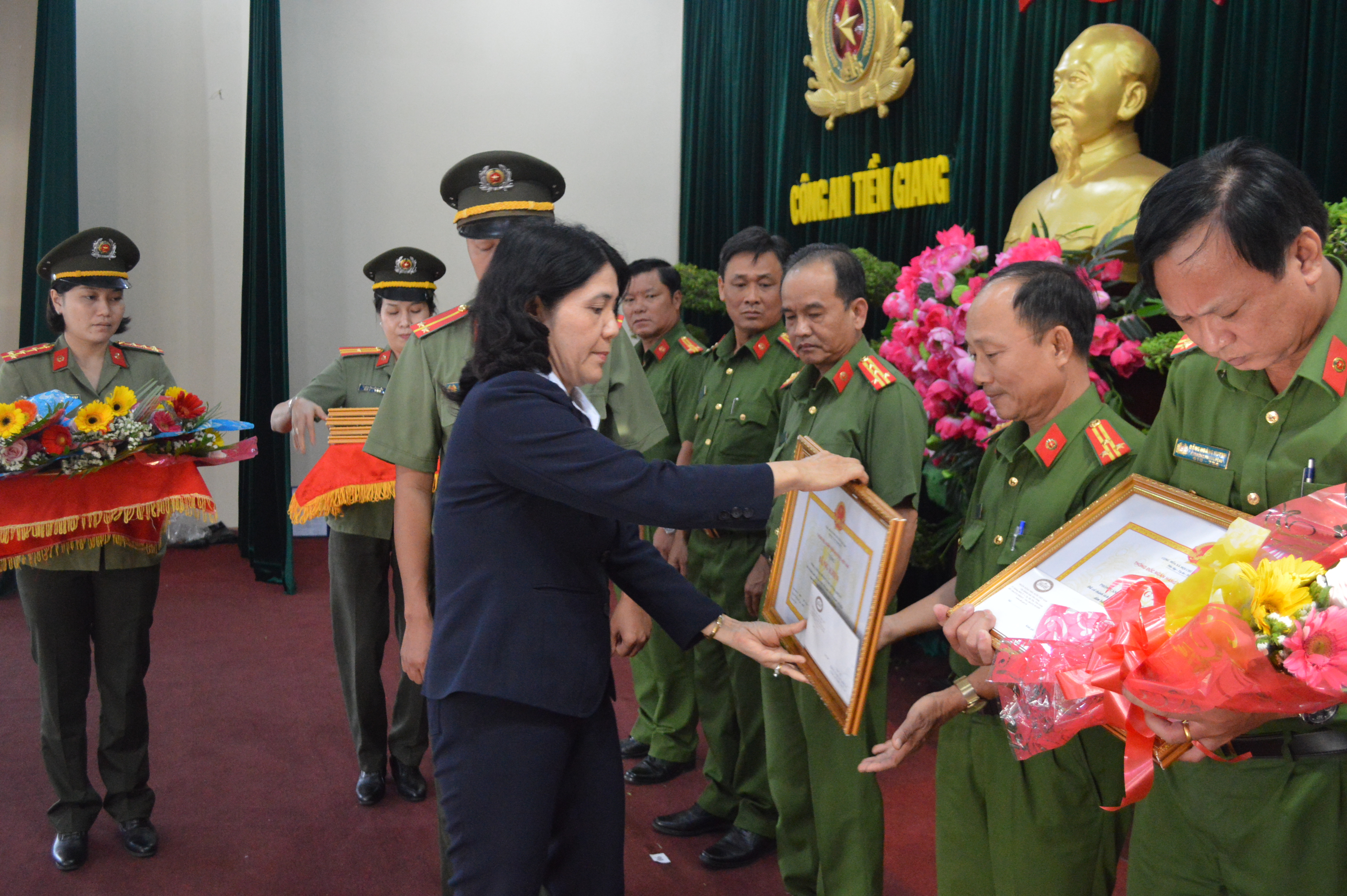 Giám đốc Ngân hàng Nhà nước tỉnh Nguyễn Thị Đậm trao thưởng cho các tập thể và cá nhân