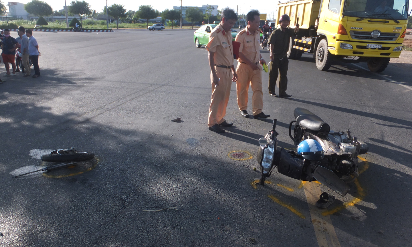 Xe máy gãy đôi sau cú va chạm mạnh.