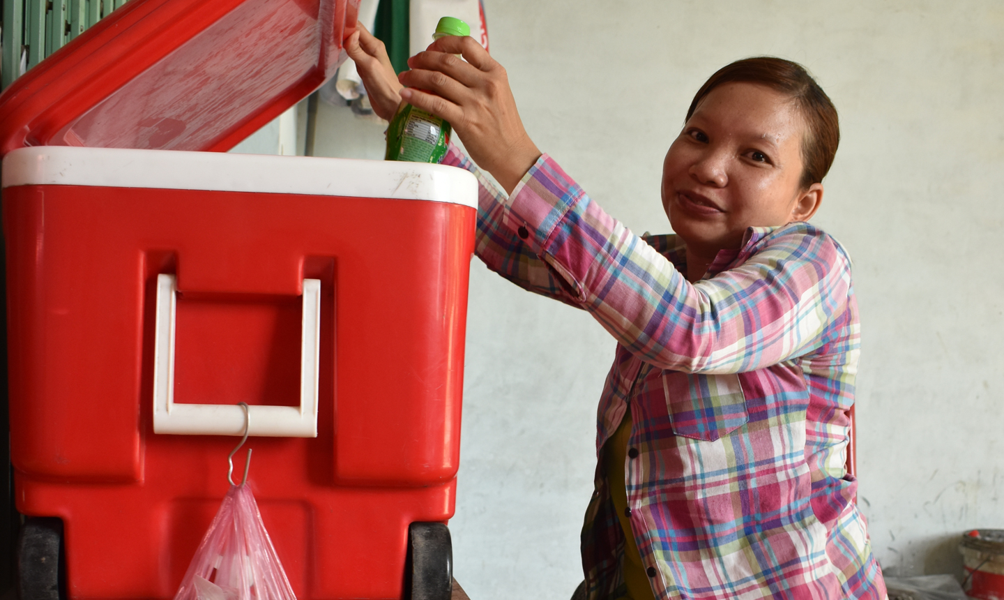 Chị Khuyên mưu sinh hằng ngày với công việc bán nước sâm, nước nha đam.