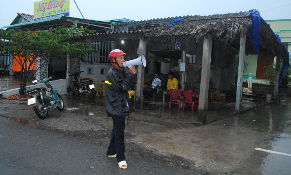 Địa phương ven biển kêu gọi di dân.