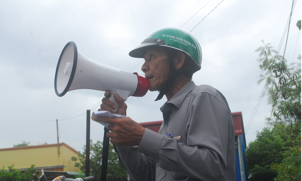 Trưởng ấp Đèn Đỏ, xã Tân Thành (huyện Gò Công Đông) thông báo di dời dân bước 1.