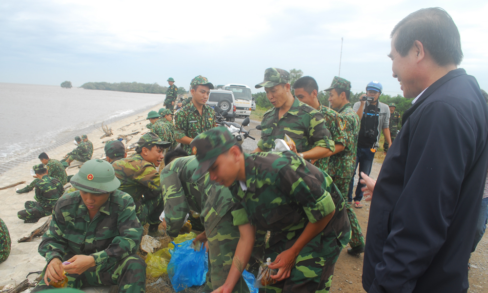 Chủ tịch UBND tỉnh Tiền Giang Lê Văn Hưởng thăm hỏi các cán bộ, chiến sĩ hộ đê vào chiều 24-11.