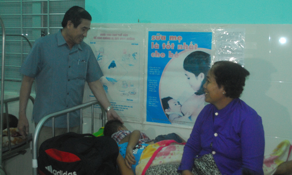 Đồng chí Lê Văn Hưởng đến thăm hỏi người dân tránh trú bão.