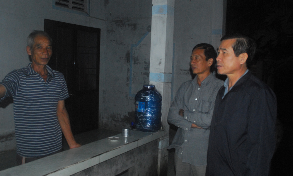 Kiểm tra các hộ dân ngoài đê biển, đồng chí Lê Văn Hưởng yêu cầu phải đi tránh trú hết.